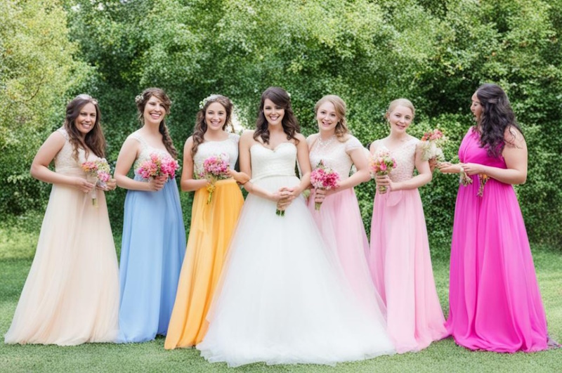 невесты в разноцветных платьях