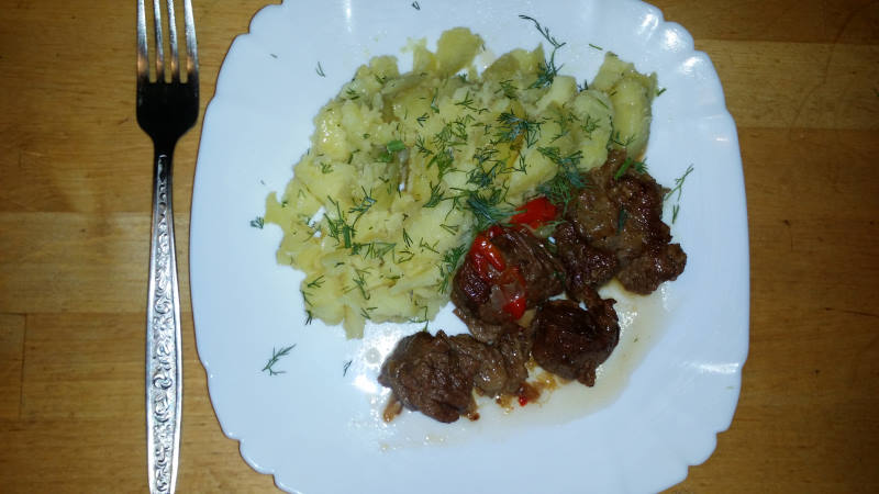 тушеное мясо по-болгарски с картофелем