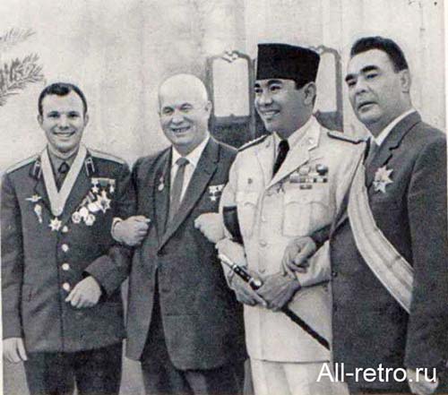 Юрий Гагарин с Брежневым, Хрущевым и Сухарно
