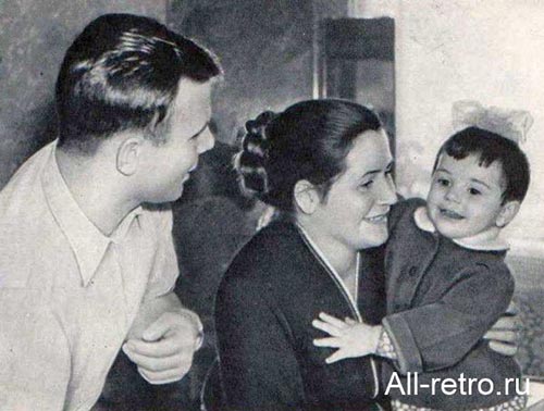 Юрий Гагарин с женой и дочкой Леной