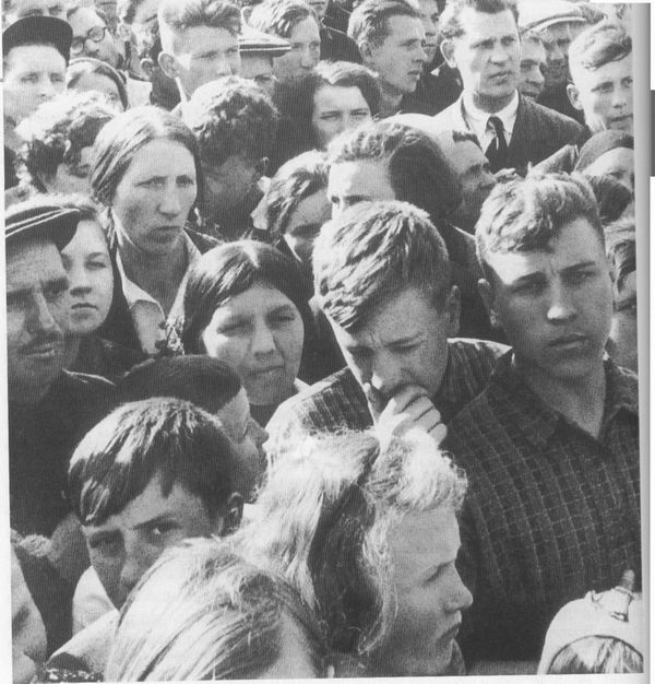 Советское население слушает на улице правительственное сообщение о начале войны 1941 г.