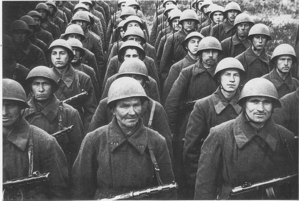 Советское пехотное подразделение на Ленинградском фронте, 1942 г.