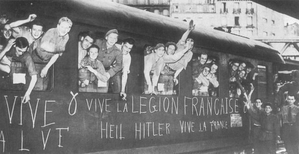 Французские добровольцы «Легиона французских волонтеров против большевизма» (ЛФВ) перед отправлением на парижском вокзале Гар де л'Эст, сентябрь 1941 г.