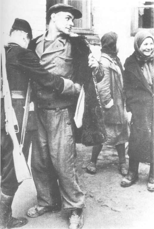 Обыск рабочего украинским полицейским на кондитерской фабрике в Киеве, декабрь 1942 г.