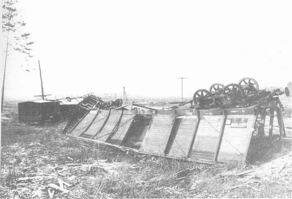 Немецкий поезд, уничтоженный в результате диверсионного акта белорусских партизан, 1943 г.