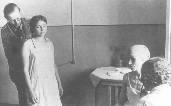 Медицинский осмотр трудообязанных перед отправкой в Германию. Артемовск, Украина, 1942 г.
