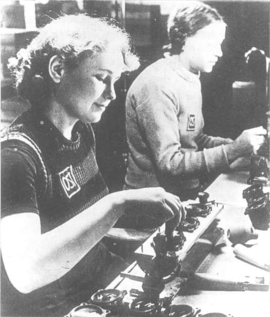 Восточные работницы на одном из заводов фирмы Сименс в Берлине, август 1943 г.
