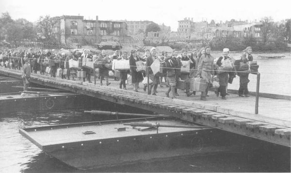 Советские работницы, угнанные в Германию, переходят мост через Эльбу под Магдебургом на пути домой, май 1945 г.