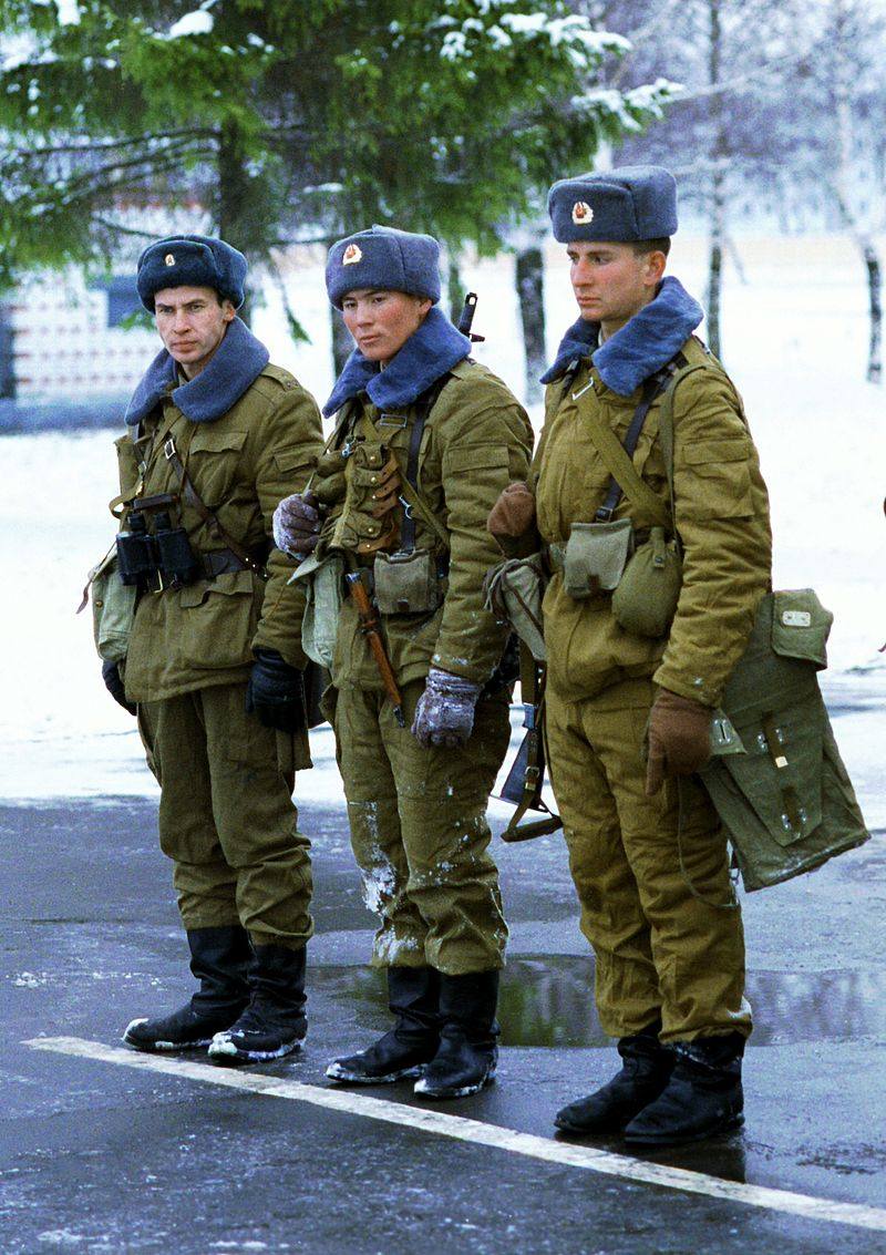 Военнослужащие в зимнем варианте «Афганки» (в куртках полевых утеплённых — бушлатах и в брюках утеплённых полевых — ватниках), полевая форма одежды, образца 1984 года.