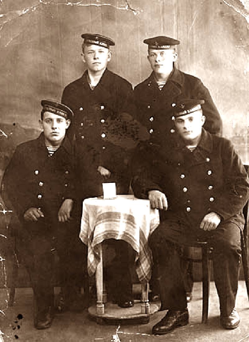 Советские моряки в бушлатах, 1941 год