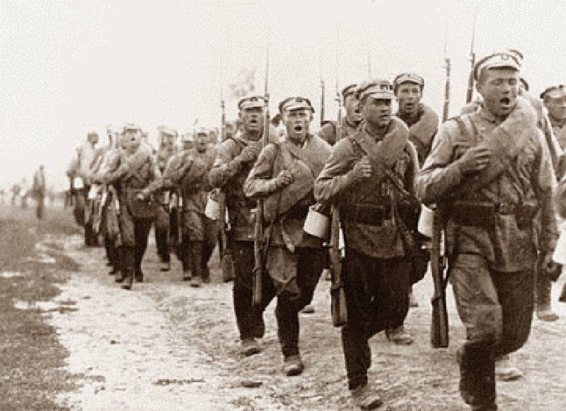 Шинели в скатке, стрелковое подразделение РККА на марше, 1920 год