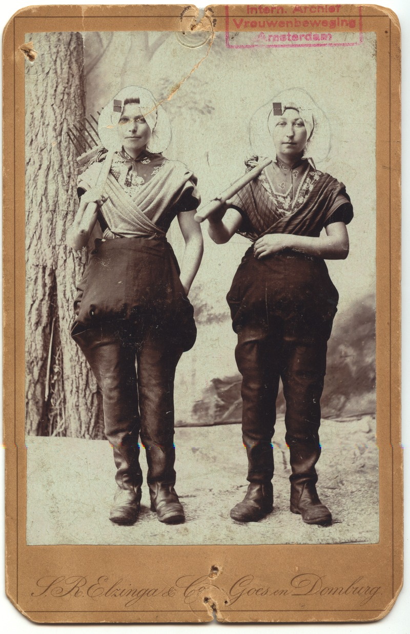 Национальная Выставка Женского Труда. Женщины, работающие на разведении устриц, носят высокие сапоги в паху, их юбки заправлены в сапоги.