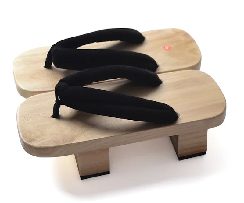 Гэта — традиционные японские деревянные сандалии с высоким каблуком