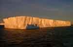 Айсберг в лучах восходящего солнца