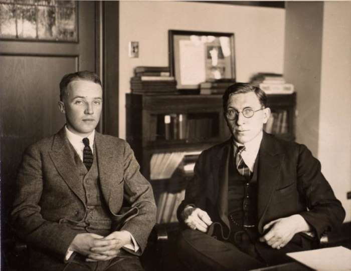 Открытие инсулина. Фредерик Бантинг (справа) и Чарльз Бест, 1924 год
