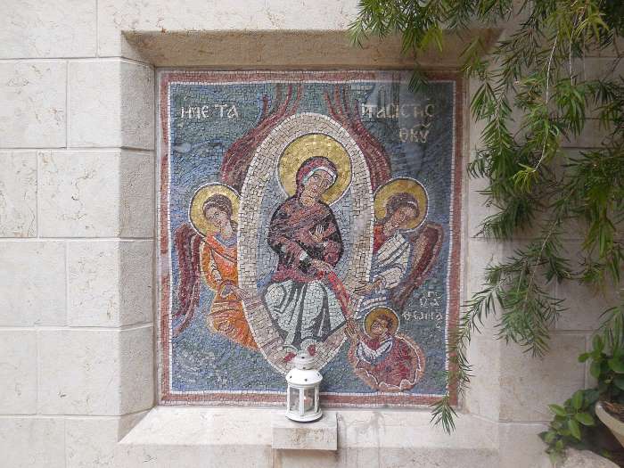 Мозаичное изображение Богородицы XX века, бросающей свой пояс апостолу Фоме. Гефсиманский монастырь Марии Магдалины в Иерусалиме.