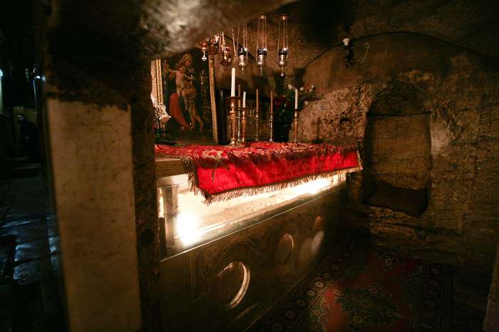 Гробница Богородицы, вид от северного входа в кувуклию.