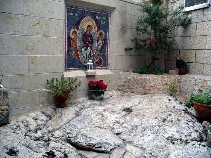 Камень, на котором стоял апостол Фома, когда получал от Пресвятой Богородицы Ее пояс.