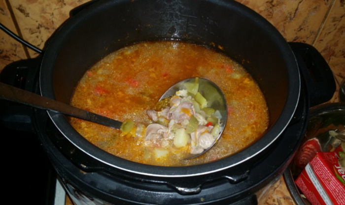 суп-солянка из куриных желудков с перловой крупой в скороварке