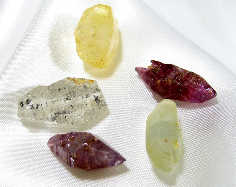 Различные кристаллы корунда