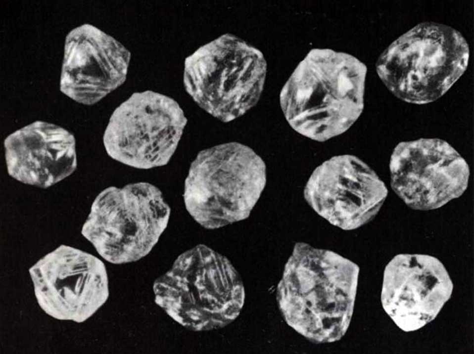 Кристаллы алмазов с пластинчато-ступенчатым строением граней