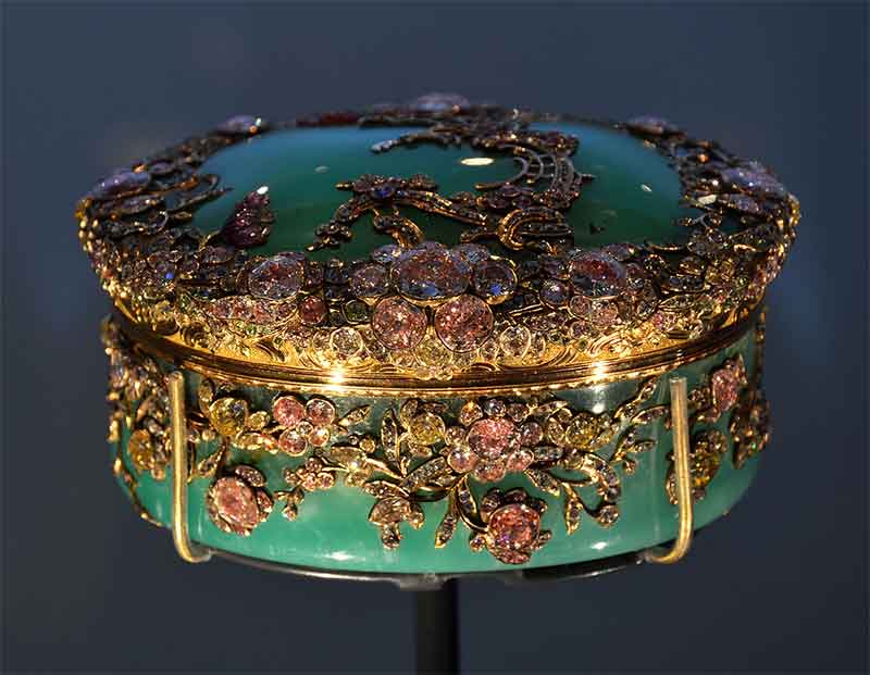 Табакерка из хризопраза, золота, камней и бриллиантов розового цвета. Около 1765 года.
