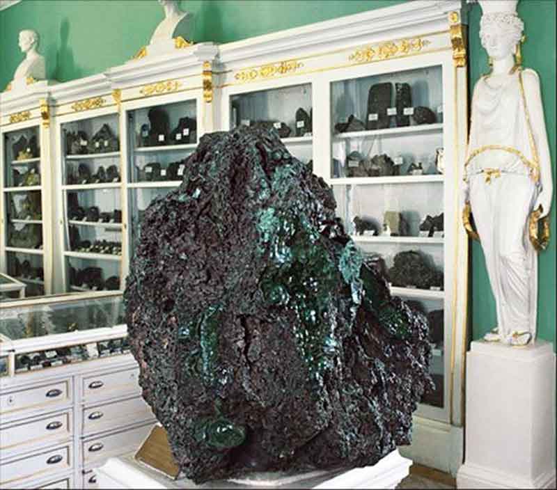 Самый большой кусок малахита в горном музее Санкт-Петербурга весом в 1504 кг