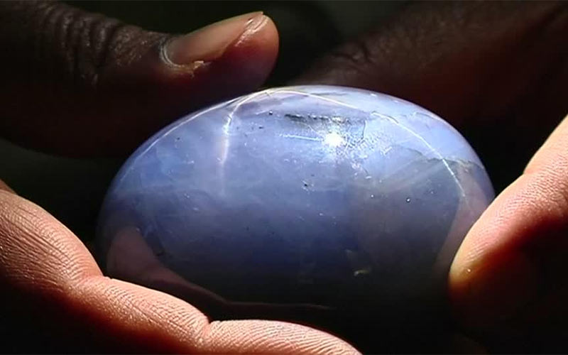 голубой сапфир 'Звезда Адама' - самый крупный сапфир в мире найден на Шри-Ланке в 2015 году