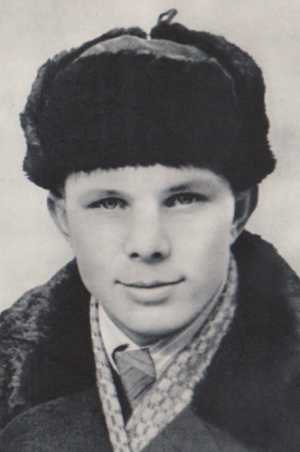 Юрий Гагарин во время производственной практики в Ленинградде