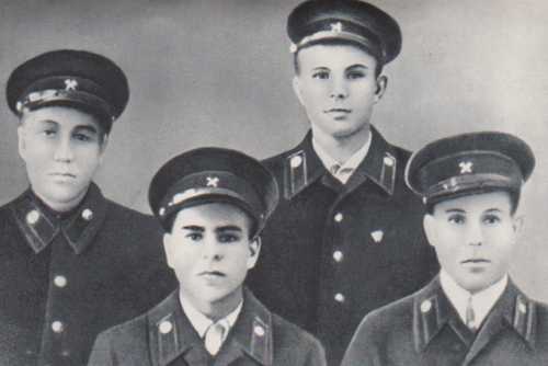 Студенты техникума. Юрий Гагарин - третий слева