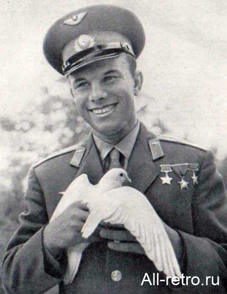 Юрий Гагарин с голубем