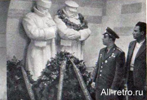 Юрий Гагарин перед памятниками