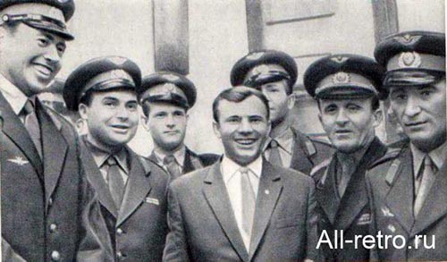 Юрий Гагарин с офицерами