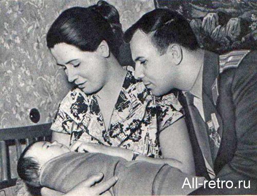 Юрий Гагарин с женой и дочкой Галей