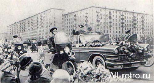 Юрий Гагарин в автомобиле в Москве