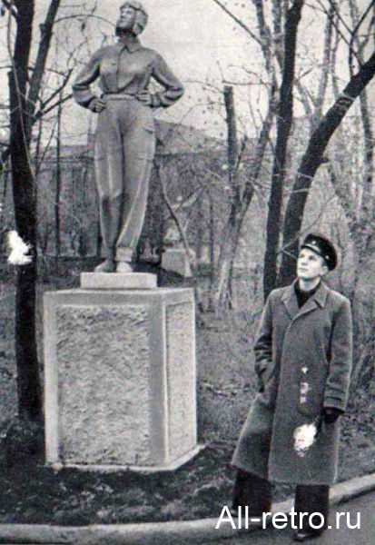 Юрий Гагарин у памятника