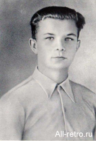 Юрий Гагарин в юношеские годы