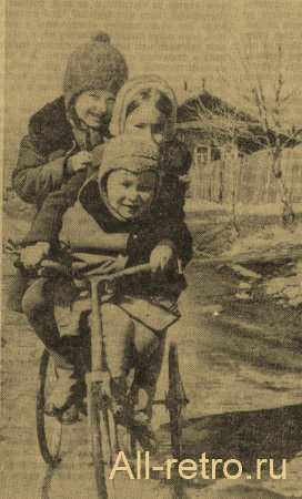 дети на трехколесном велосипеде