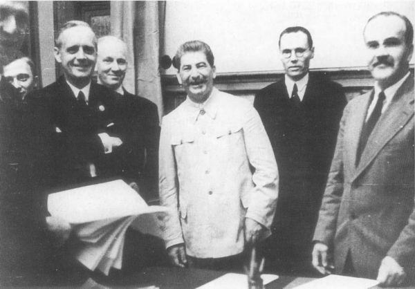 Подписание германо-советского договора о ненападении 1939 г. в Москве.