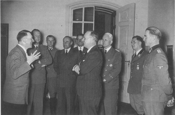 Гитлер и министр иностранных дел фон Риббентроп после подписания германо-советского договора о ненападении