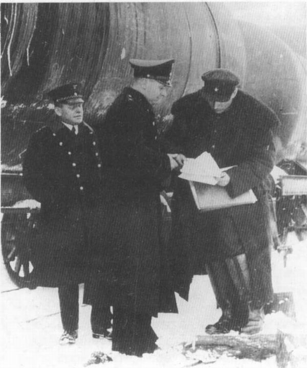 Передача советских цистерн с нефтью немецким железнодорожникам на пограничной станции Перемышль, февраль 1940 г.