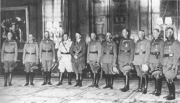итлер в рейхсканцелярии с представителями генералитета после присвоения им звания генералфельдмаршала за победу над Францией. 1940 г.