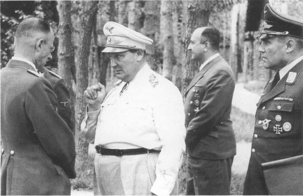 Рейхсмаршал Геринг в беседе с госсекретарем Гербертом Баке