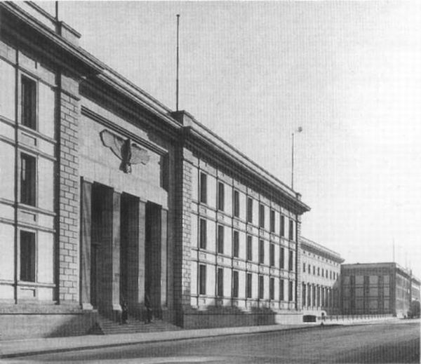 Западный фасад новой рейхсканцелярии на Фоссш-трассе, 1939 г.