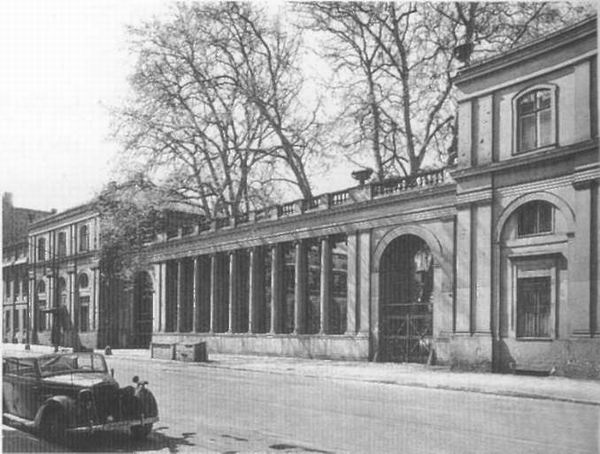 Колоннада Шинкеля перед дворцом принца Альбрехта на Вильгельмштрассе 102, 1942 г.
							