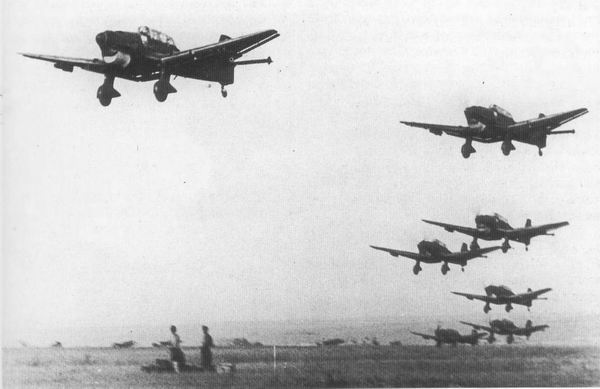 Старт немецких пикирующих бомбардировщиков «Юнкере» Ю-87 («Штукас») с полевого аэродрома в Советском Союзе, 1941 г.