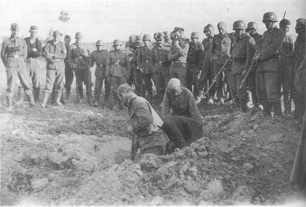 Советские пленные роют себе могилу, 1941 г.