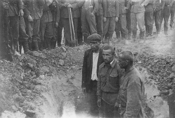 Советские пленные перед расстрелом, 1941 г.