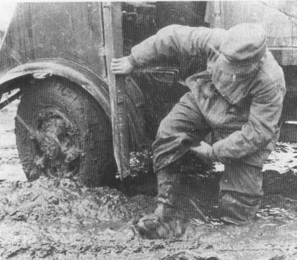 Застрявший в осенней грязи немецкий грузовик, 1941 г.