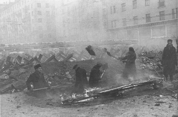 Жители Москвы строят баррикады, готовясь к немецкому нападению, ноябрь 1941 г